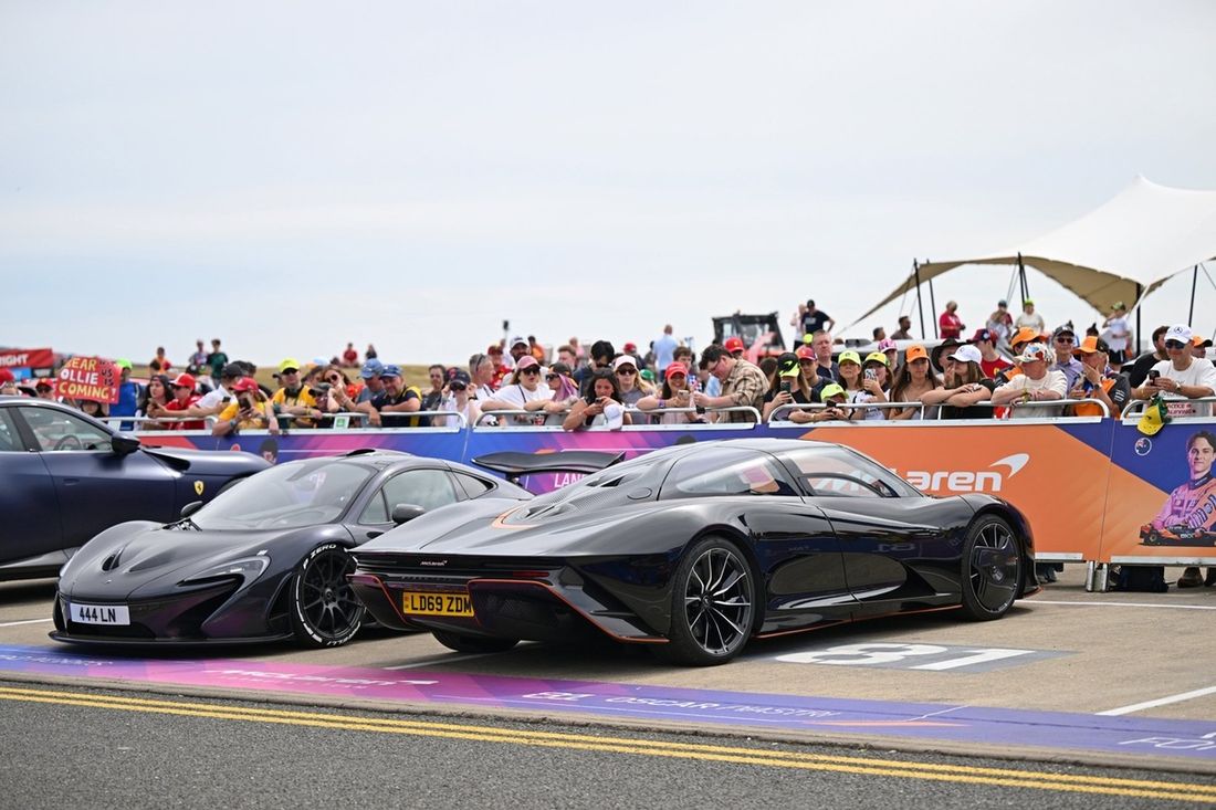 Los McLaren en el aparcamiento del paddock antes de los entrenamientos.