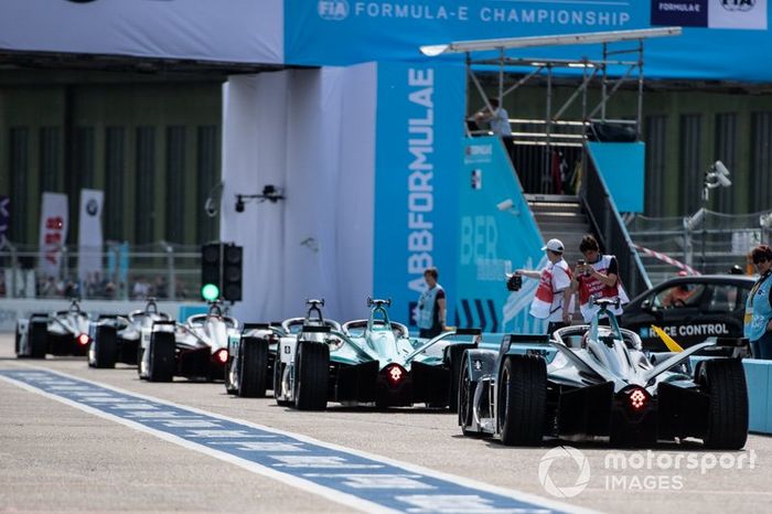 Coches en el pitlane, con Stoffel Vandoorne, HWA Racelab, VFE-05, al final de la fila