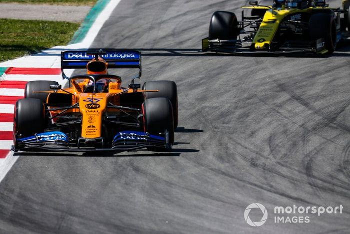 Carlos Sainz Jr., McLaren MCL34, Daniel Ricciardo, Renault R.S.19