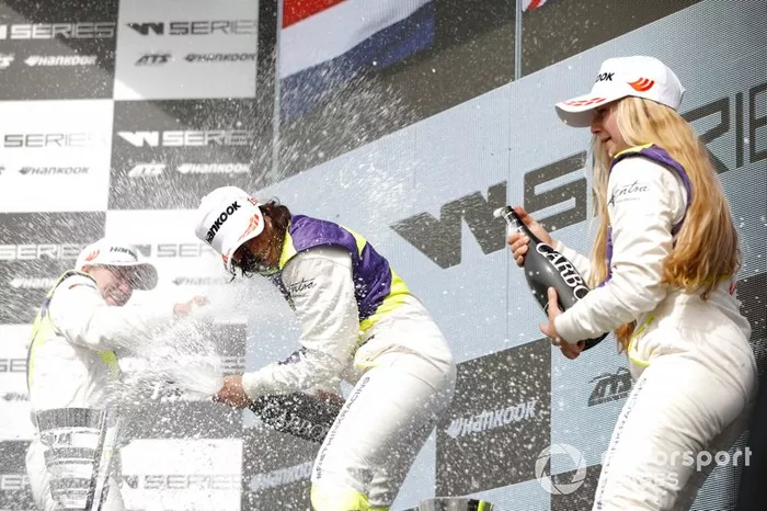 Podio: Ganadora de la carrera Jamie Chadwick, segundo lugar Beitske Visser, tercer lugar Fabienna Wohlwend