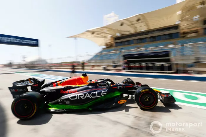 Max Verstappen, Red Bull Racing RB19, sale del garaje