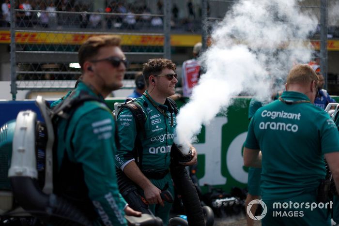 Los mecánicos de Aston Martin en la parrilla