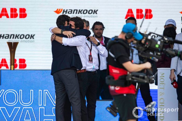 Alberto Longo, Director General Adjunto, Director del Campeonato, Fórmula E, en la ceremonia del podio