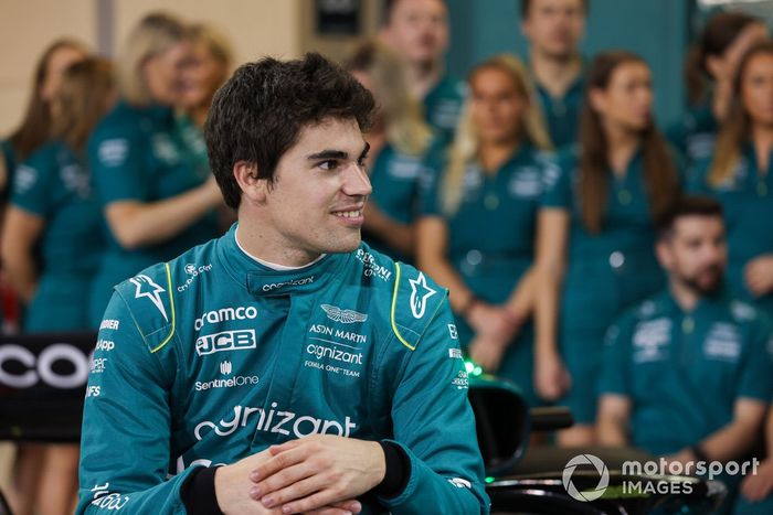 Lance Stroll, Aston Martin, con el equipo Aston Martin para la foto de equipo de final de temporada