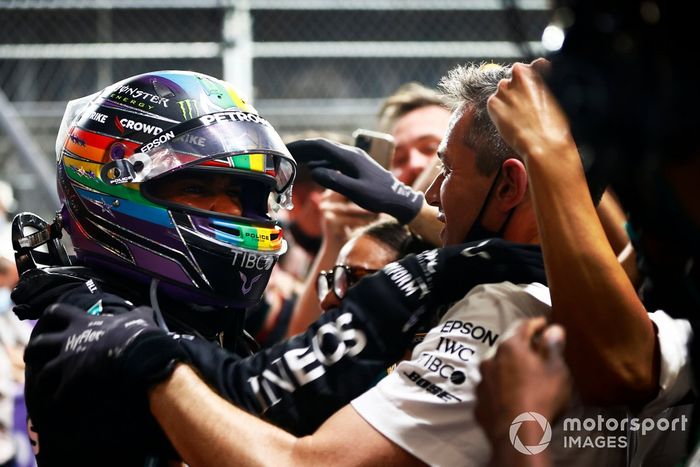 Lewis Hamilton, Mercedes, 1ª posición, celebra con su equipo en Parc Ferme