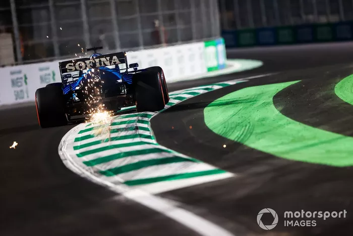 Las chispas salen del coche de George Russell, Williams FW43B
