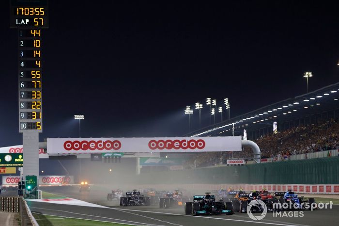 Arrancada: Lewis Hamilton, Mercedes W12, Pierre Gasly, AlphaTauri AT02, Fernando Alonso, Alpine A521 , Carlos Sainz Jr., Ferrari SF21 y el resto