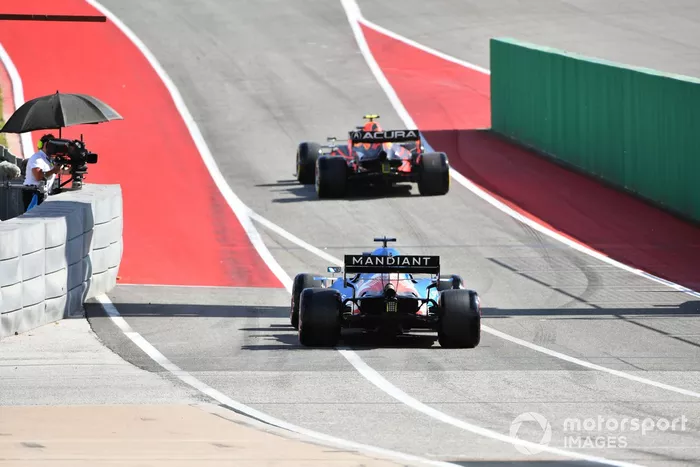 Sergio Pérez, Red Bull Racing RB16B, Fernando Alonso, Alpine A521