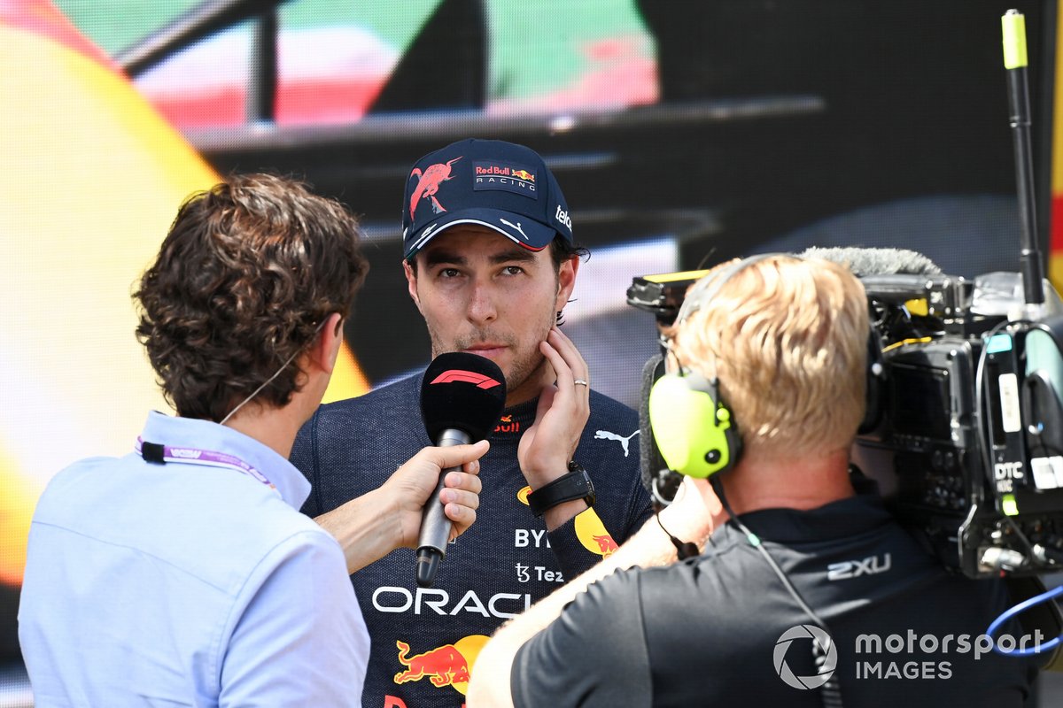 Sergio Pérez, Red Bull Racing, 2ª posición, es entrevistado en el Parc Ferme 