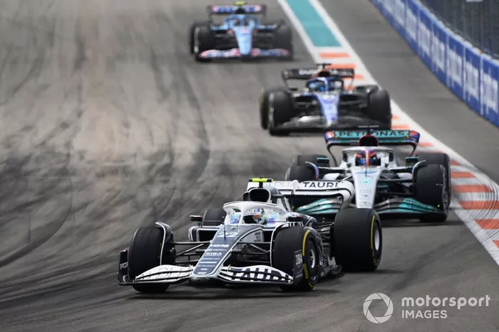 Yuki Tsunoda, AlphaTauri AT03, George Russell, Mercedes W13, Alex Albon, Williams FW44