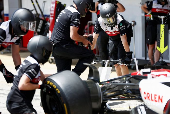 Equipo de boxes de Alpha Romeo, practica una parada en boxes