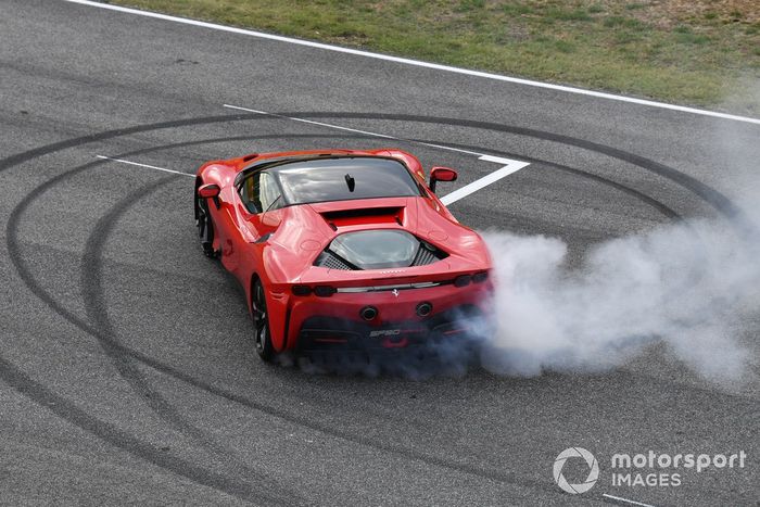 Sebastian Vettel, Ferrari, hace unas donuts en el SF90 Stradale
