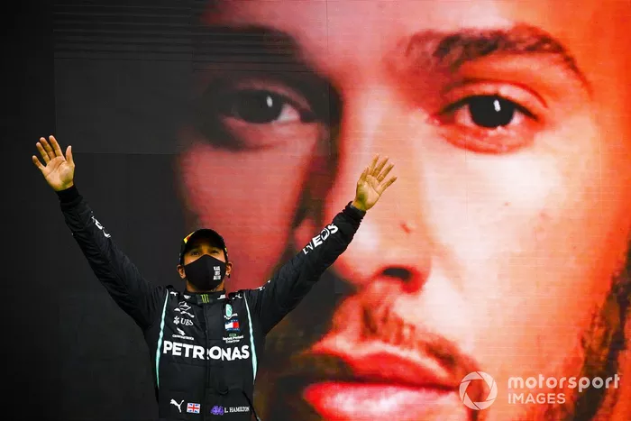Podio: El ganador de la carrera Lewis Hamilton, Mercedes-AMG F1 celebra después de ganar su 92ª victoria en un Gran Premio, la mayor para cualquier piloto en la historia de la F1