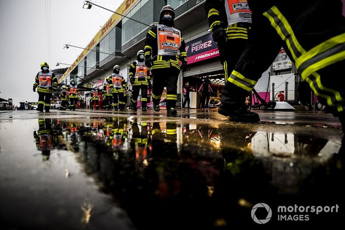 Comisarios en el pit lane