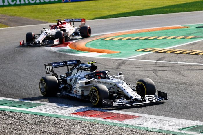 Pierre Gasly, AlphaTauri AT01, Kimi Raikkonen, Alfa Romeo Racing C39