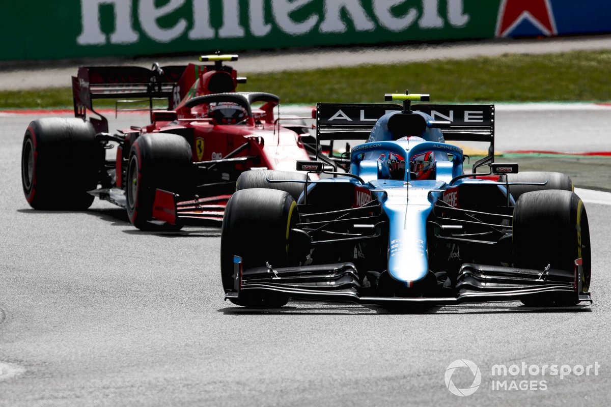 Esteban Ocon, Alpine A521, Carlos Sainz Jr., Ferrari SF21