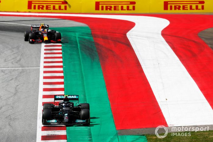 Valtteri Bottas, Mercedes W12, Sergio Pérez, Red Bull Racing RB16B