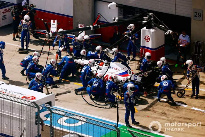 Nikita Mazepin, Haas VF-21, pit stop