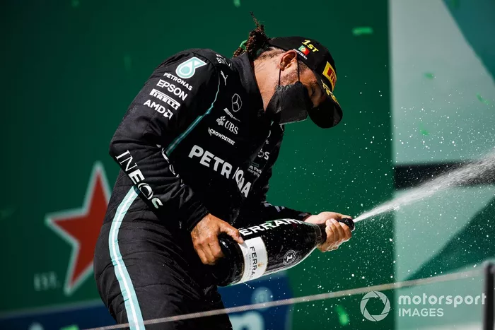 Podio: ganador de la carrera Lewis Hamilton, Mercedes