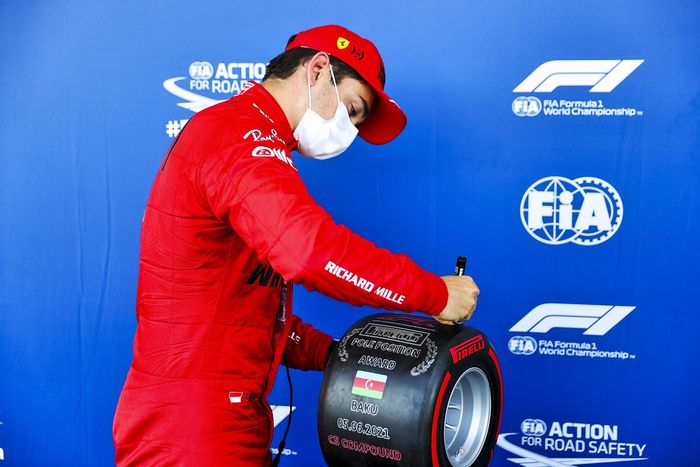Charles Leclerc, Ferrari, con el premio Pirelli a la pole position