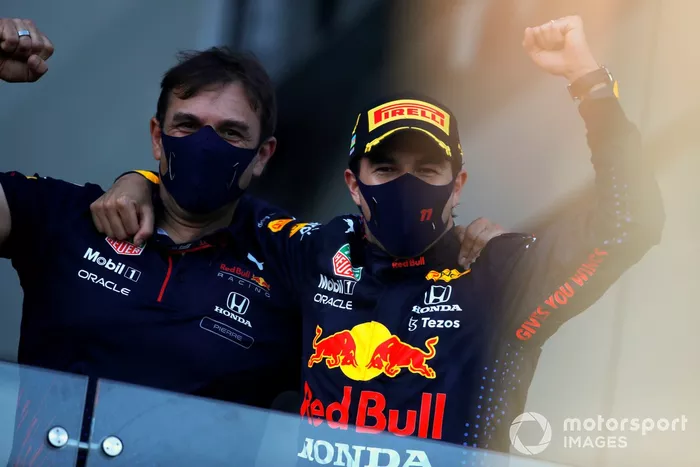 Podio: ganador de la carrera Sergio Pérez, Red Bull Racing