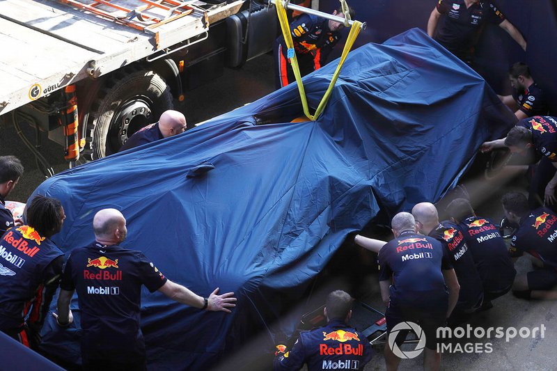 The crashed car of Pierre Gasly, Red Bull Racing RB15 is recovered to the pits