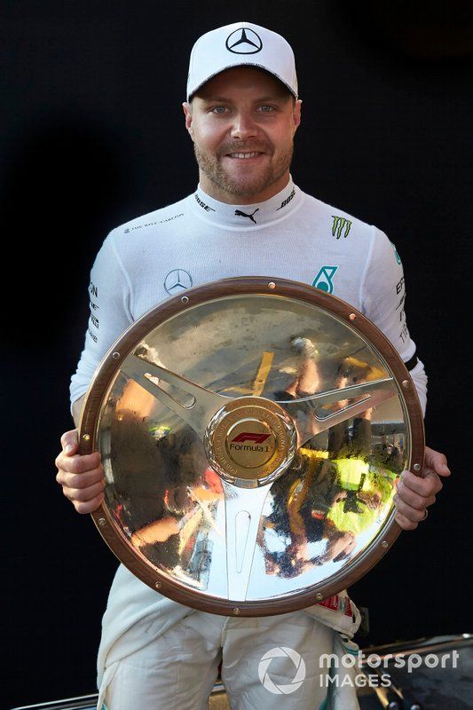 Valtteri Bottas, Mercedes AMG F1, 1ª posición, con su trofeo.