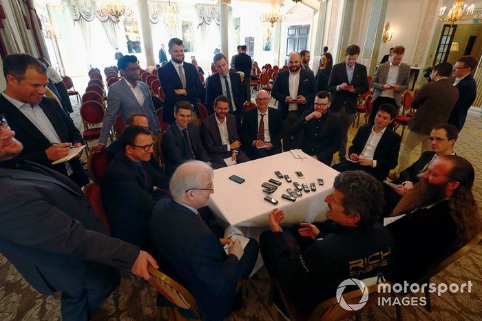 Guenther Steiner, director del equipo, Haas F1 y William Storey, CEO de Rich Energy hablan con los medios