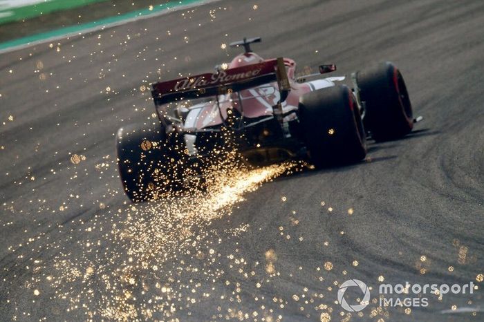 Chispas desde el coche de Kimi Raikkonen, Alfa Romeo Racing C38