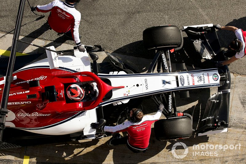 Kimi Raikkonen, Alfa Romeo Racing, si ferma nella sua piazzola box
