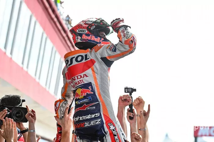 Marc Márquez, ganador de la carrera, y el equipo Repsol Honda Team celebran en parc ferme