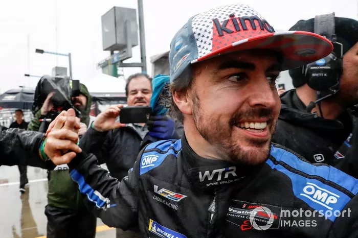 Fernando Alonso es felicitado tras su victoria en Daytona