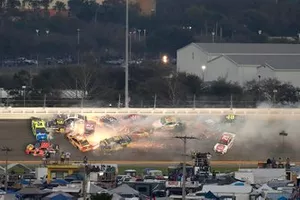 Crash, Martin Truex Jr., Joe Gibbs Racing Toyota, Ryan Blaney, Team Penske Ford, Ryan Newman, Roush Fenway Racing Ford, Matt DiBenedetto, Leavine Family Toyota, Aric Almirola, Stewart-Haas Racing Ford, Paul Menard, Wood Brothers Racing Ford, Matt Tifft, Front Row Motorsports Ford, David Ragan, Front Row Motorsports Ford, Austin Dillon, Richard Childress Racing Chevrolet