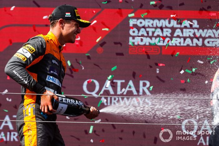 Lando Norris, McLaren, 2ª posición, rocía Champán en el podio