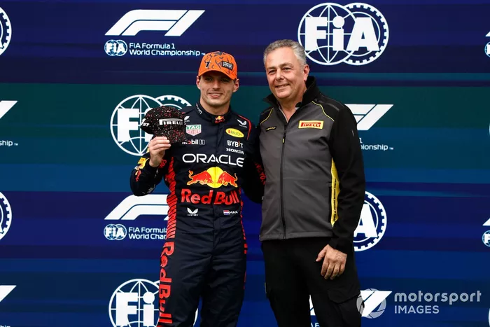 Mario Isola, Racing Manager, Pirelli Motorsport, entrega a Max Verstappen, Red Bull Racing, la gorra Pirelli del Sprint Shootout.