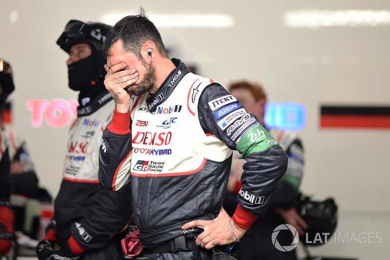 Los miembros del equipo Toyota Gazoo Racing reaccionan al retiro del coche  #7