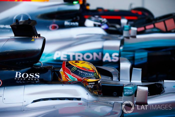 Ganador de la pole Lewis Hamilton, Mercedes AMG F1 W08, Valtteri Bottas, Mercedes AMG F1 W08, Max Verstappen, Red Bull Racing RB13