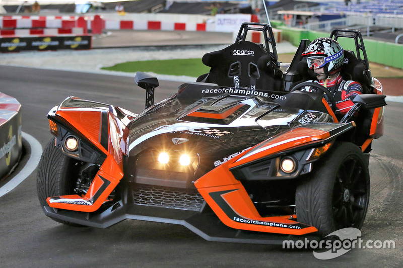 Travis Pastrana conduce el Polaris Slingshot SLR