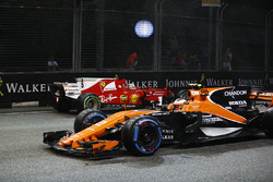 Stoffel Vandoorne, McLaren MCL32supera la monoposto incidentata di Sebastian Vettel, Ferrari SF70H