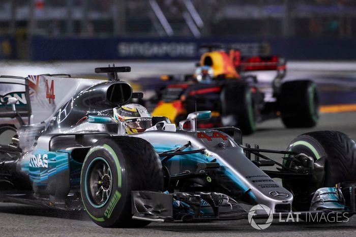 Lewis Hamilton, Mercedes AMG F1 W08, Daniel Ricciardo, Red Bull Racing RB13