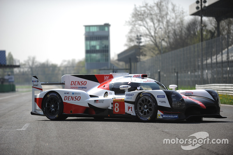 #8 Toyota Gazoo Racing Toyota TS050 Hybrid: Anthony Davidson, Nicolas Lapierre, Kazuki Nakajima