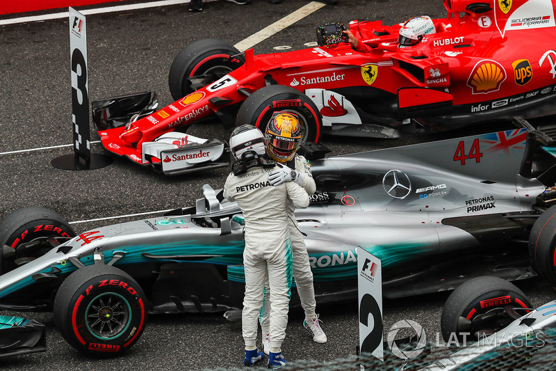 Valtteri Bottas, Mercedes AMG F1 celebrates with Lewis Hamilton, Mercedes AMG F1 in parc ferme
