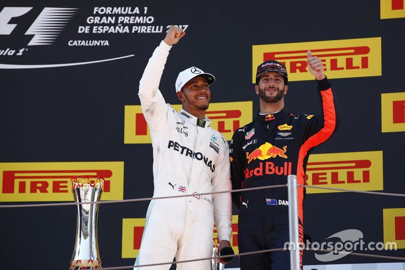 Подіум: переможець Льюіс Хемілтон, Mercedes AMG F1, третє місце - Даніель Ріккардо, Red Bull Racing