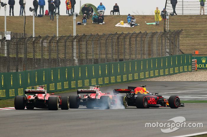 Raikkonen frenó en seco para no llevarse a Ricciardo, que le bloqueó durante buena parte de la carrera