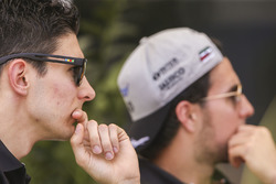 Гонщики Sahara Force India F1 Эстебан Окон и Серхио Перес