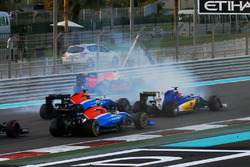 Max Verstappen, Red Bull Racing en tête-à-queue lors du premier tour