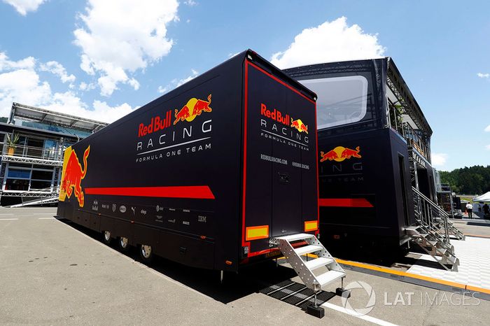 Un transporte de Red Bull junto a la zona de hospitality del equipo