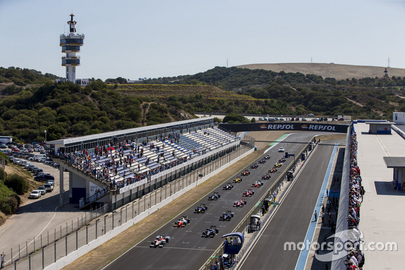 Alex Palou, Campos Racing, leads Luca Ghiotto, RUSSIAN TIME and the rest of the field at the start o