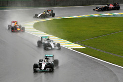 Льюис Хэмилтон, Mercedes AMG F1 W07 Hybrid, и Нико Росберг, Mercedes AMG F1 W07 Hybrid