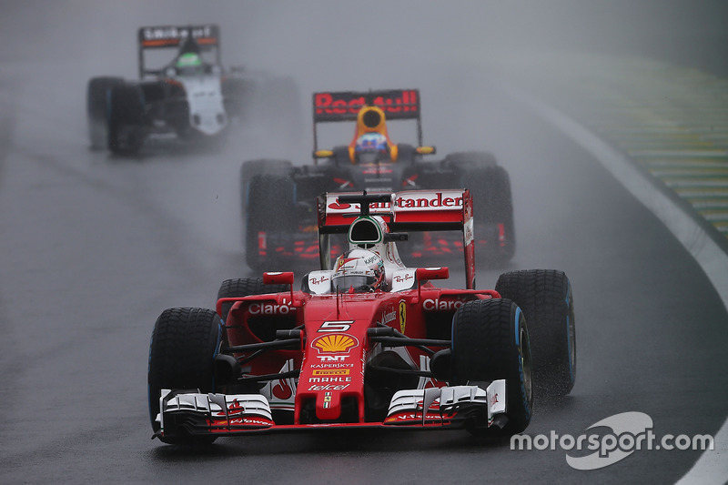 Sebastian Vettel, Ferrari SF16-H, Daniel Ricciardo, Red Bull Racing RB12